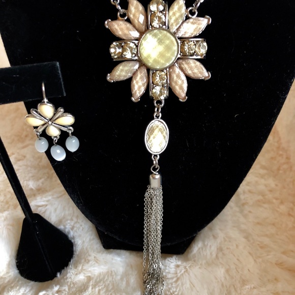 New York and company necklace and earrings - Picture 2 of 7